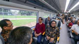 Jokowi saat meresmikan kereta bandara, 2 Januari 2018.