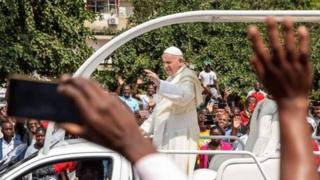 Umati uwa watu ukimlaki na kujaribu kuchukua picha ya Papa nchini Msumbiji