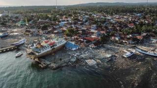 Indonesia Earthquake And Tsunami: Dead Buried In Mass Grave - BBC News