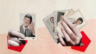 Mulher com cartas de baralho na mão