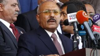 Inyeshyamba z'aba Houthi nizo zishe Bwana Saleh (hagati) mu muhanda igihe yarimo ahunga umurwa mukuru Sanaa.