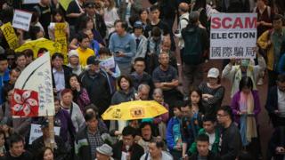 約一千人走上香港街頭,要求在特首選舉中有更多的發言權