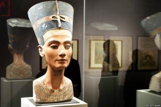 Всемирно известный бюст египетской царицы Нефертити можно увидеть на культурном форуме в Берлине, 1 марта 2005 г.