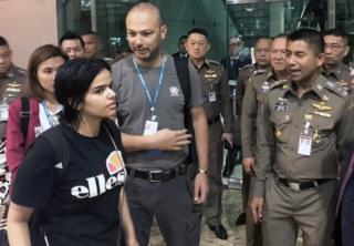 Rahaf Mohammed al-Qunun talks to Thai Immigration Police Chief Surachet Hakparn at the Suvarnabhumi international airport near Bangkok