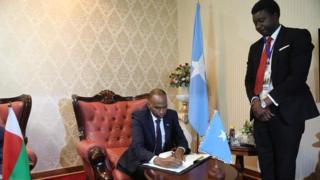 Ra'isulwasaaraha Soomaaliya Xassan Cali Kheyre oo saxiixaya waraaqaha ka mid ahaanshaha COMESA