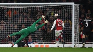 Danny Welbeck marquant le 3e but d'Arsenal d'un coup de tête.