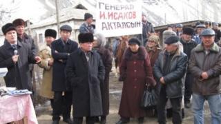 Көөшөрүп, көгөргөн бир ууч киши "Исаковго боштондук!" талабын эки ай тынымсыз кыйкырып туруп алды.