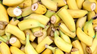 Бананы разрезать пополам