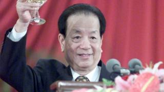 钱其琛在中国国庆招待会上祝酒(中新社图片29/9/2000)