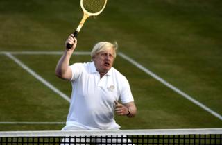 Foto mostra ex-prefeito de Londres jogando tênis