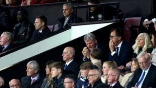 Da farko dai an kori Mourinho ne zuwa wajen 'yan kallo, sai kuma ya koma wajen da jami'ai ke zama