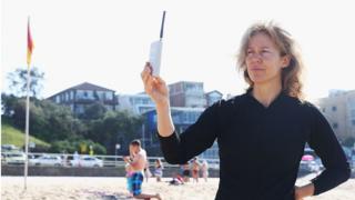 Karen Adler en Sídney, Australia, con un medidor de "electrosmog".