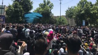 تجمع ۲۳ اردیبهش دانشگاه تهران از مقابل پردیس دانشکده هنرهای زیبای دانشگاه تهران آغاز شد