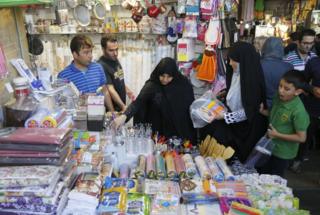 خانمی در حال خرید در بازار