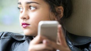 Chica con celular.