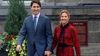 Премьер-министр Канады Джастин Трюдо держится за руки с женой Софи Грегуар Трюдо в Ридо-холле в сентябре
