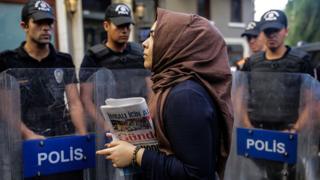 Una mujer protesta tras el cierre de un diario en Ankara.