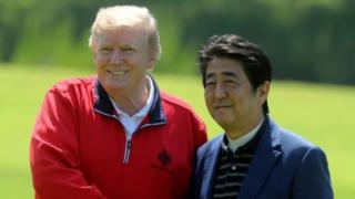 Minisitiri w'intebe w'Ubuyapani, Shinzo Abe (iburyo) yakinnye umukino wa golf ho gato na Perezida Donald Trump (ibumoso) w'Amerika