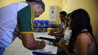 eleitor vota em 2014