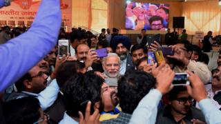 पत्रकारों से घिरे प्रधानमंत्री नरेंद्र मोदी