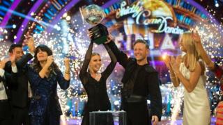 Стейси Дули и Кевин Клифтон поднимают приз «Строго блестящий шар»