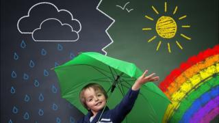 Niño con lluvia y sol detrás