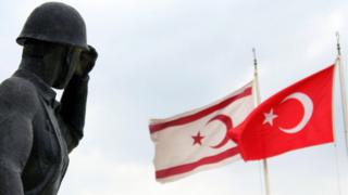 Статуя солдата с флагами Турции (R) и ТРСК (самопровозглашенная Турецкая Республика Северный Кипр) 15 ноября 2006 года в Никосии