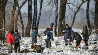 モスクワ近郊の墜落現場を捜索するロシア非常事態省(12日、ロシア・ラメンスキー)