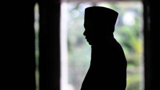 Seorang pria sedang salat di Masjid Istiqlal.