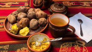 Típico y el delicioso almuerzo en comunidad campesina de Misminay, Cusco: HUATIA (Papa cocida bajo la tierra con técnica ancestral) y UCHUCUTA (Salsa a base de rocoto preparada en piedra o batán)