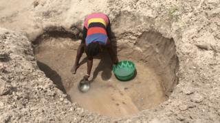woman di fetch water Daudu camp one
