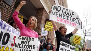 Los activistas estadounidenses han realizado numerosas manifestaciones en la sede de la embajada venezolana.