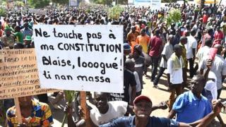 Les mouvements de la société civile et de l'opposition manifestaient contre la modification de la Constitution et plusieurs personnes ont été tuées.