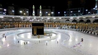 Die Kaaba in der Großen Moschee von Mekka steht weitgehend leer