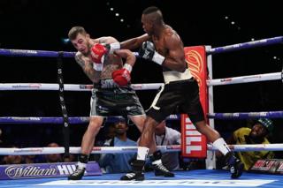 Hassan Mwakinyo akimchapa Sam Eggington