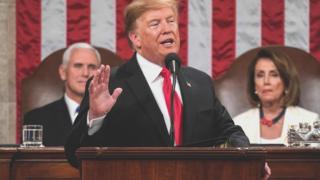 Дональд Трамп выступает перед обеими палата Конгресса 5 февраля 2019 года. На заднем плане вице-президент США Майк Пенс и спикер палаты представителей Нэнси Пелоси