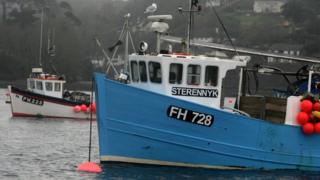 Un barco pesquero en un muelle