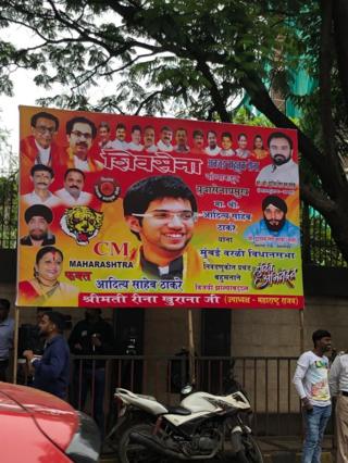 मातोश्री बाहेर हे पोस्टर्स लावण्यात आले आहेत.