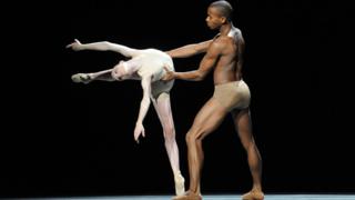 Эрик Андервуд и балерина выступают в Королевском оперном театре