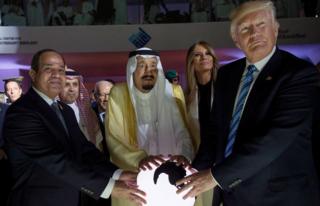 Президент США Дональд Дж. Трамп (справа), Первая леди США Мелания Трамп (справа), король Саудовской Аравии Салман бин Абдель Азиз аль-Сауд (слева) и президент Египта Абдель Фаттах ас-Сиси (слева) открывают Всемирный центр Противодействие экстремистской мысли в Эр-Рияде, Саудовская Аравия
