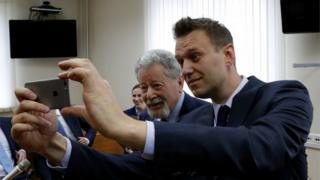 Оппозиционер Алексей Навальный (справа) делает селфи с адвокатом Алишера Усманова Генрихом Падвой