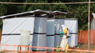 Désinfection des toilettes d'un centre de traitement Ebola