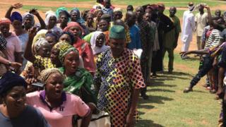 Awọn oludibo duro nibudo idibo kan