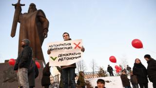 Памятник и пикетчик