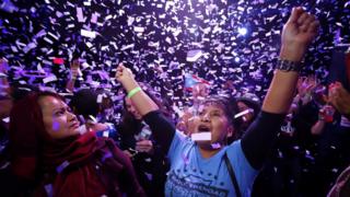 Сторонники празднуют победу Александрии Окасио-Кортез в ночном клубе La Boom в Квинсе 6 ноября 2018 года