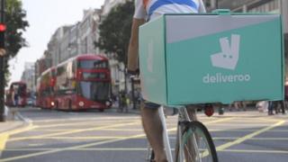 Задняя часть велосипедиста Deliveroo