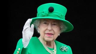 Queen Elizabeth II becomes second-longest serving monarch - BBC News