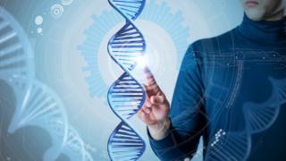 Hombre con ilustración de genes
