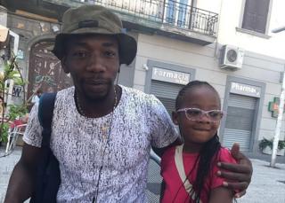 Yaya Sangare con su hija de cuatro años, Deborah, en Italia.