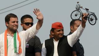 वाराणसी में चुनाव प्रचार करते सपा प्रमुख अखिलेश यादव और कांग्रेस उपाध्यक्ष राहुल गांधी.